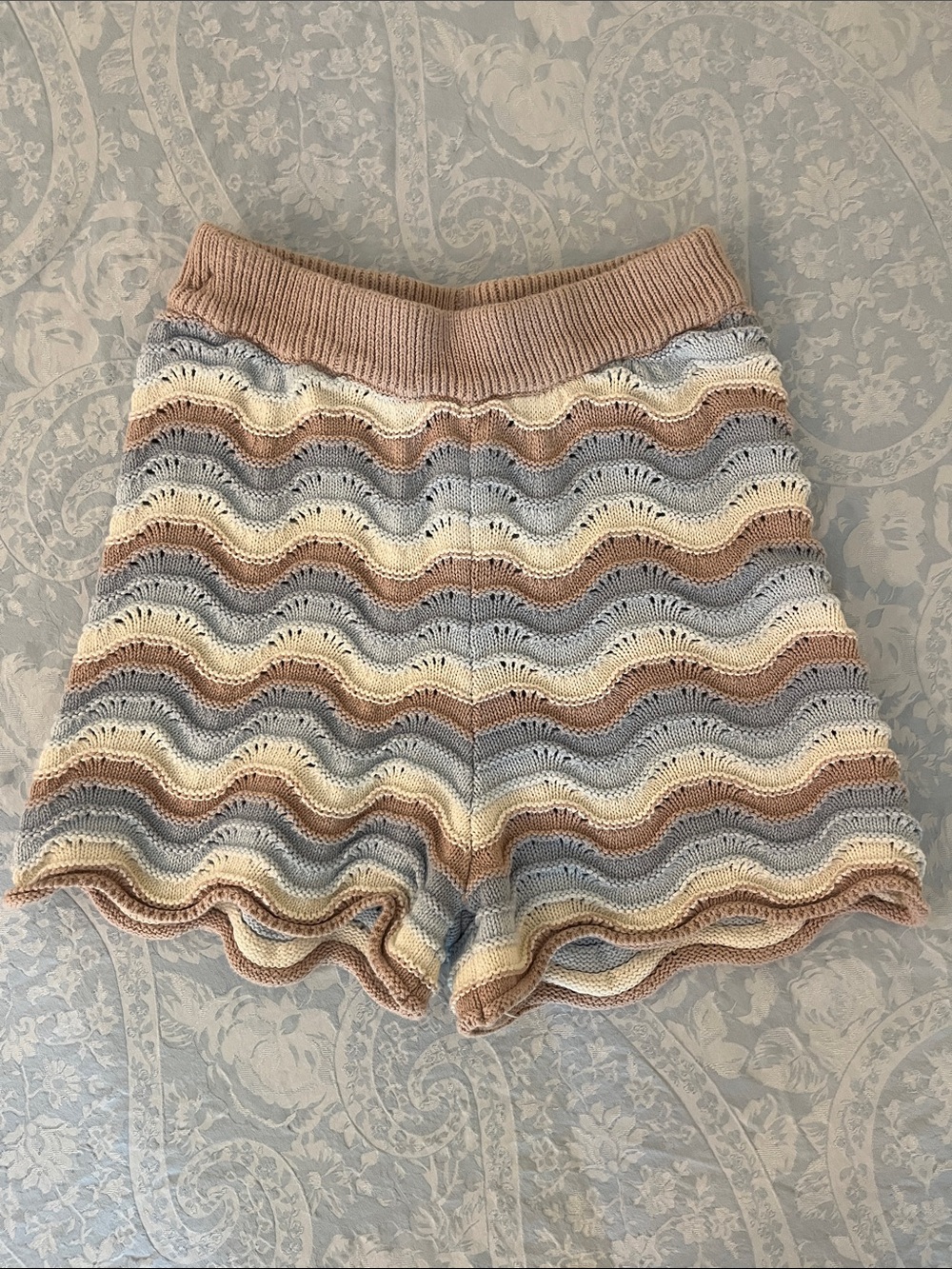 High-Waist Knit Wave-Stripe Shorts in Beige, Cream & Blue